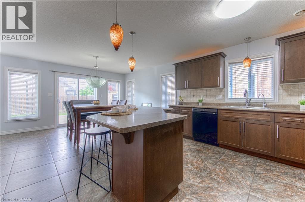Detached for sale at 139 PEBBLECREEK Drive, Grand River South, Kitchener, Ontario, photo 8