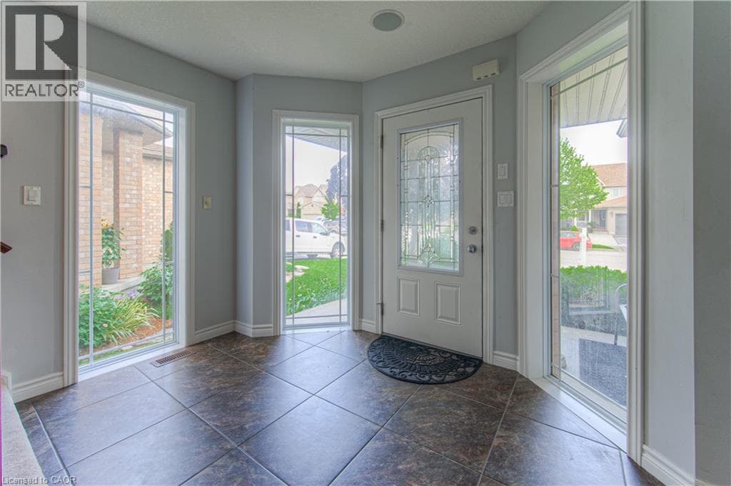 Detached for sale at 139 PEBBLECREEK Drive, Grand River South, Kitchener, Ontario, photo 4