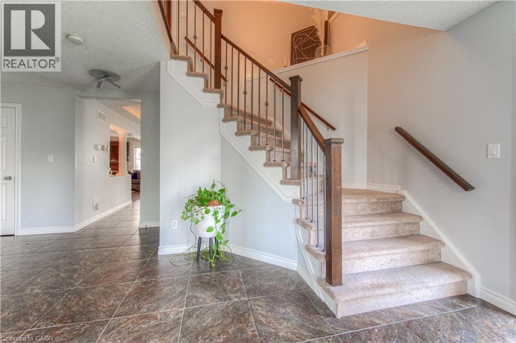 Detached for sale at 139 PEBBLECREEK Drive, Grand River South, Kitchener, Ontario, photo 5