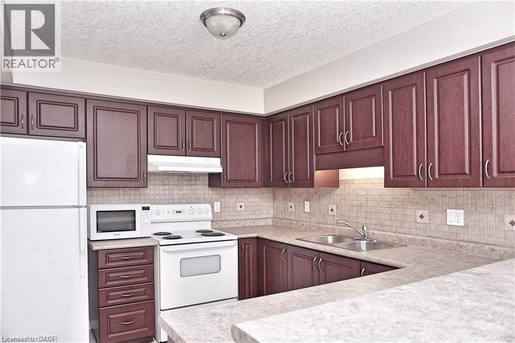 Townhouse for sale at 40 MADELEINE Street, Huron Park, Kitchener, Ontario, photo 8
