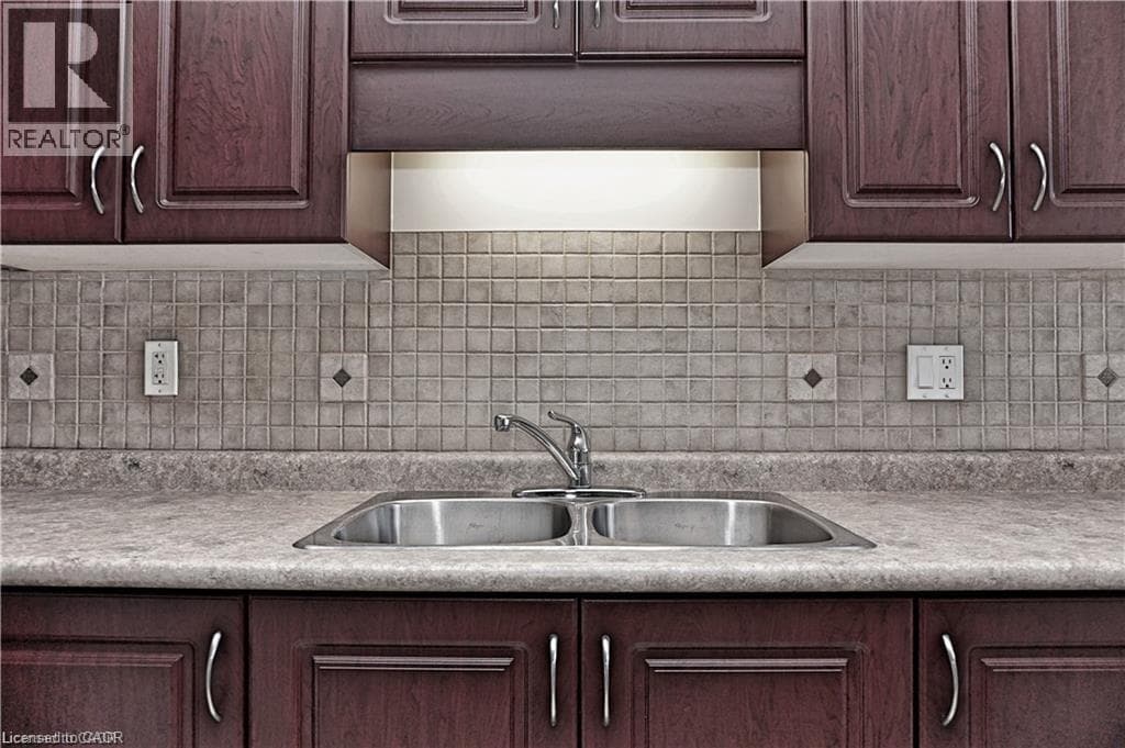 Townhouse for sale at 40 MADELEINE Street, Huron Park, Kitchener, Ontario, photo 5