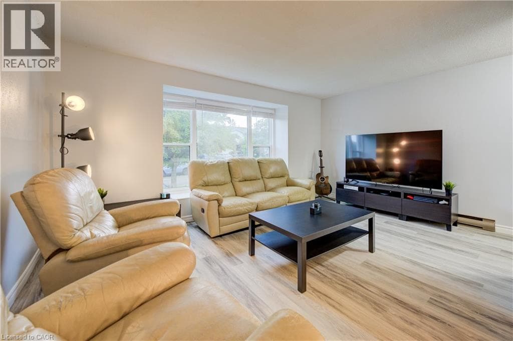 Townhouse for sale at 19 HILLBROOK Crescent, Forest Heights, Kitchener, Ontario, photo 5