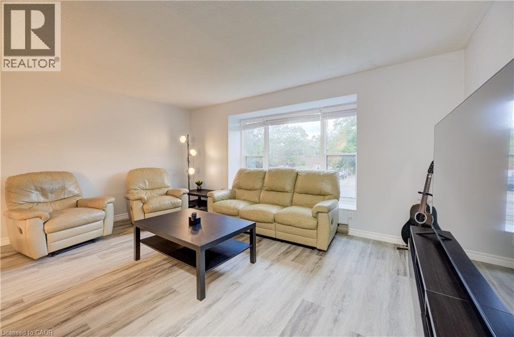Townhouse for sale at 19 HILLBROOK Crescent, Forest Heights, Kitchener, Ontario, photo 4