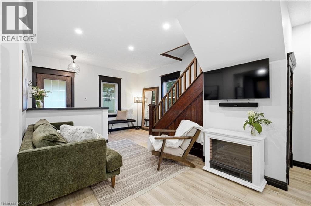Detached for sale at 35 ARTHUR Street N, Elmira, Woolwich, Ontario, photo 3