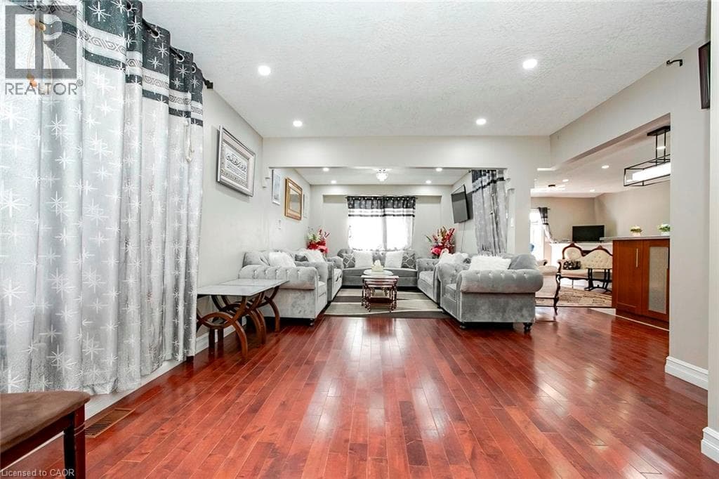 Detached for sale at 107 GLENCLIFFE Court, Grand River North, Kitchener, Ontario, photo 3