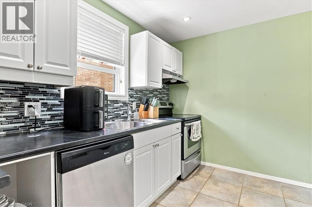 Multi-family for sale at 406 DUKE Street W, Mt. Hope Huron Park, Kitchener, Ontario, photo 3