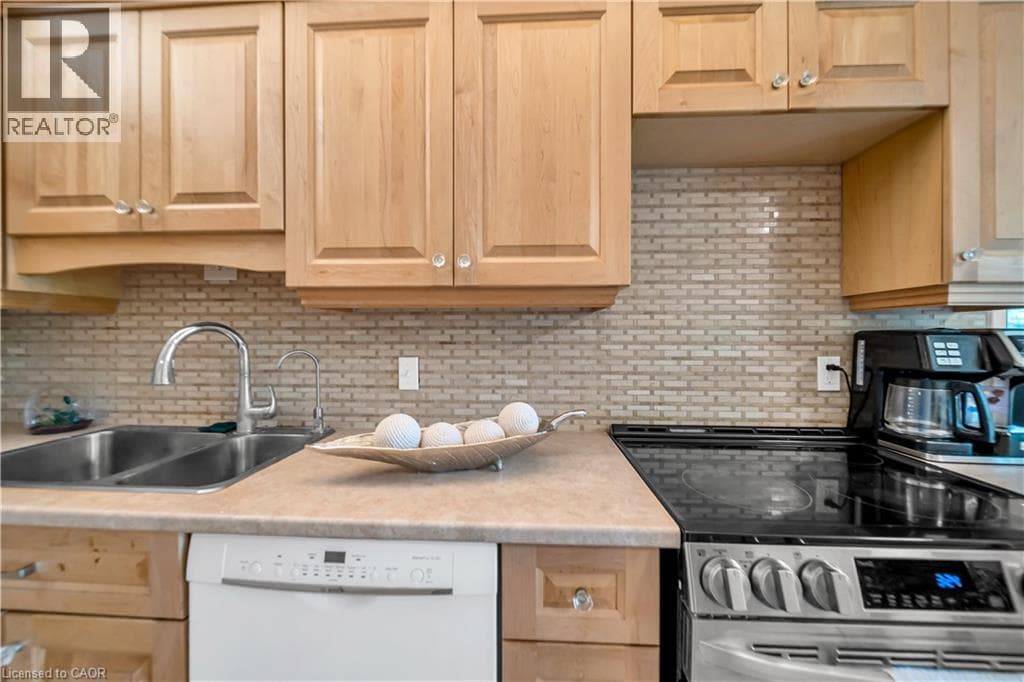 Townhouse for sale at 121 UNIVERSITY Avenue E Unit# 101, Village on the Green, Waterloo, Ontario, photo 12