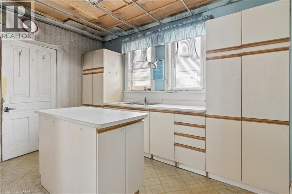 Detached for sale at 427 DUKE Street W, Mt. Hope Huron Park, Kitchener, Ontario, photo 8