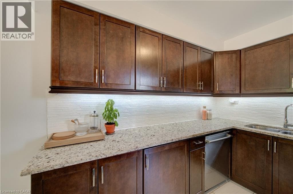 Townhouse for sale at 375 HOLIDAY INN Drive Unit# 9, Centennial, Cambridge, Ontario, photo 11