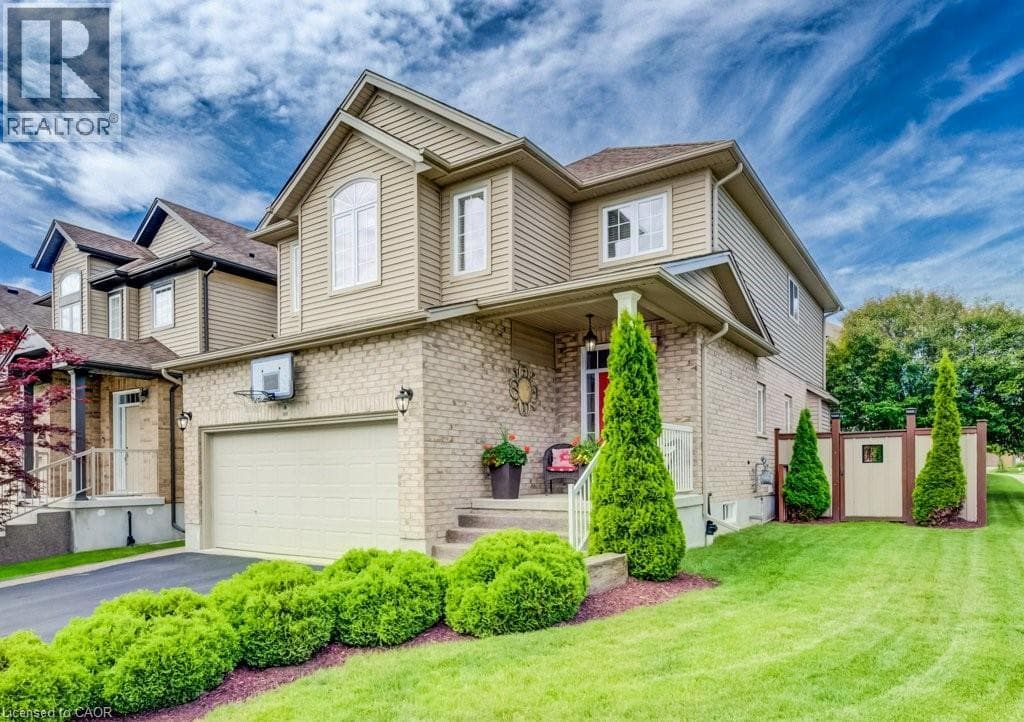 Detached for sale at 300 WATERVALE Crescent, Grand River South, Kitchener, Ontario, photo 2
