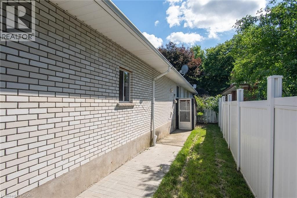Detached for sale at 6 STRATHCONA Crescent, Heritage Park, Kitchener, Ontario, photo 4
