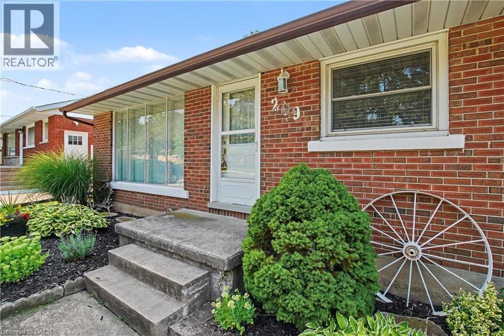 Detached for sale at 209 FRANKLIN Street S, Vanier, Kitchener, Ontario, photo 2