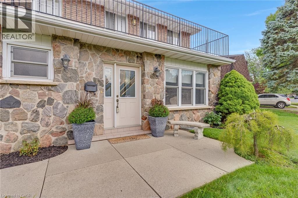 Detached for sale at 8 BLUE SPRUCE Court, Forest Heights, Kitchener, Ontario, photo 3