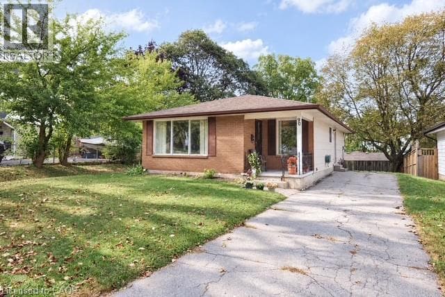 90 PEPPERWOOD Crescent