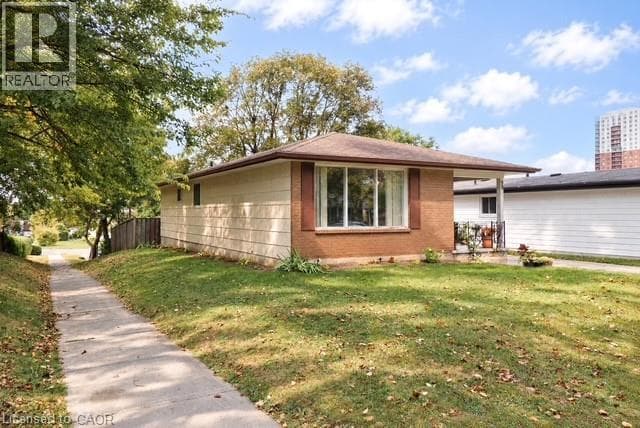 Detached for sale at 90 PEPPERWOOD Crescent, Chicopee, Kitchener, Ontario, photo 2