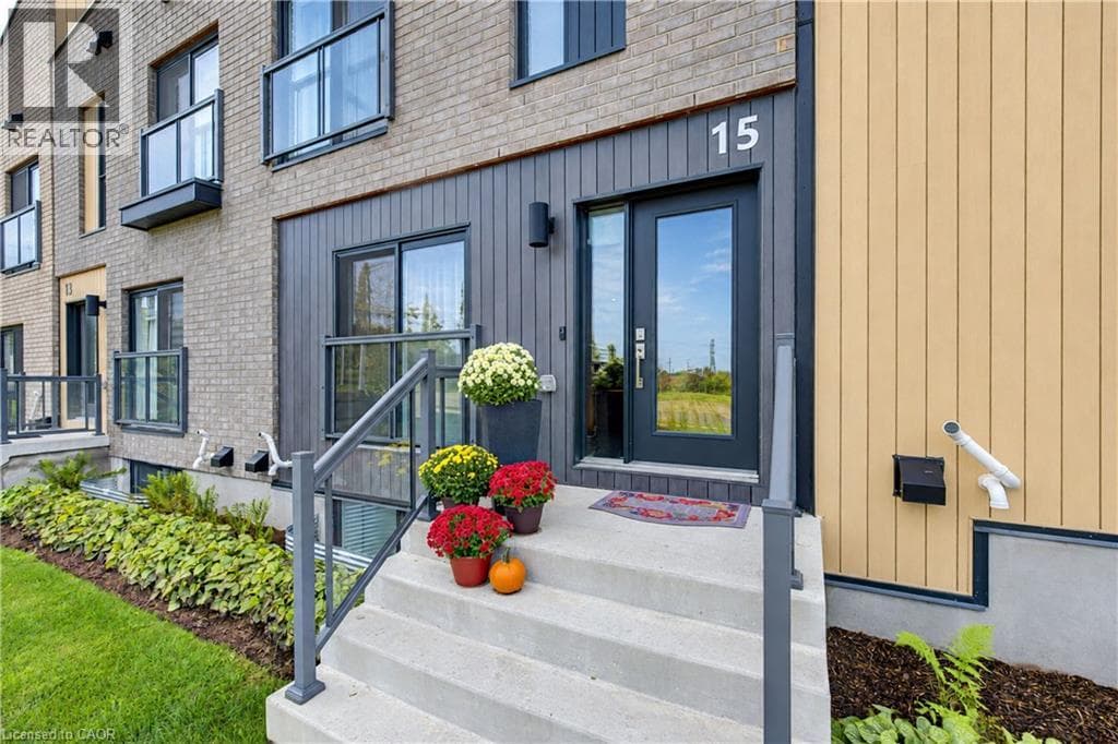 Townhouse for sale at 15 BENNINGER Drive, Laurentian West, Kitchener, Ontario, photo 2