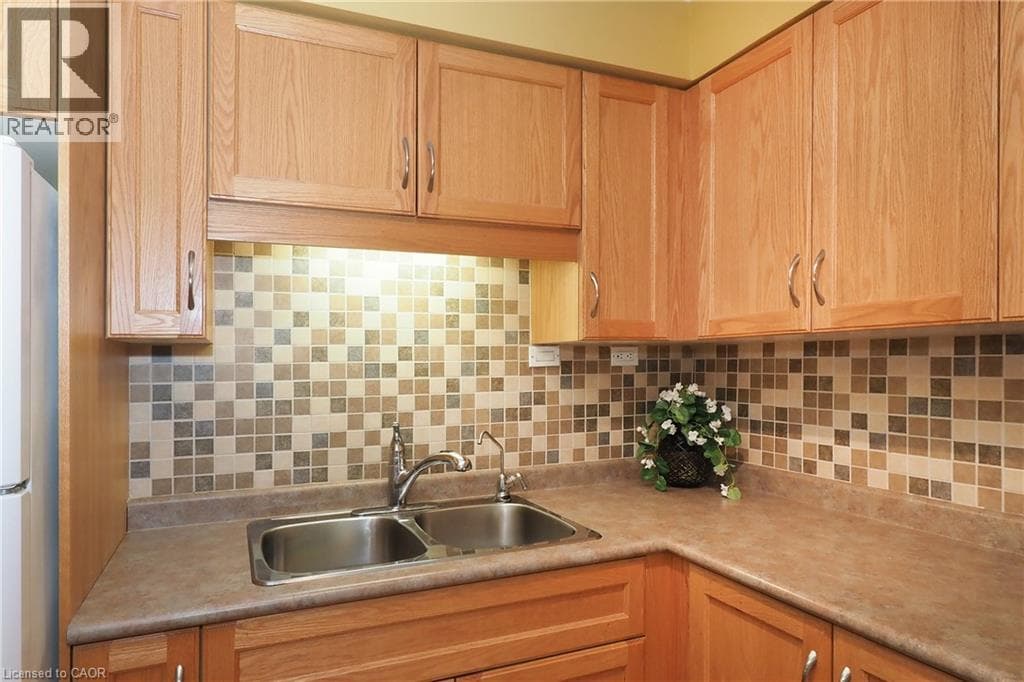 Townhouse for sale at 375 HOLIDAY INN Drive Unit# 34, Centennial, Cambridge, Ontario, photo 16