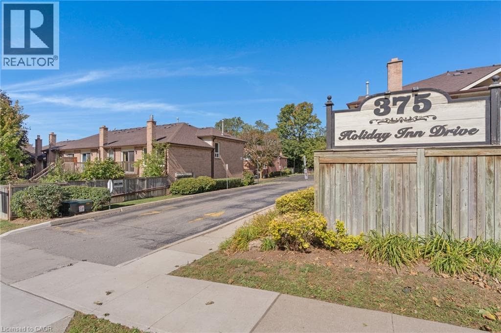 Townhouse for sale at 375 HOLIDAY INN Drive Unit# 28, Centennial, Cambridge, Ontario, photo 3