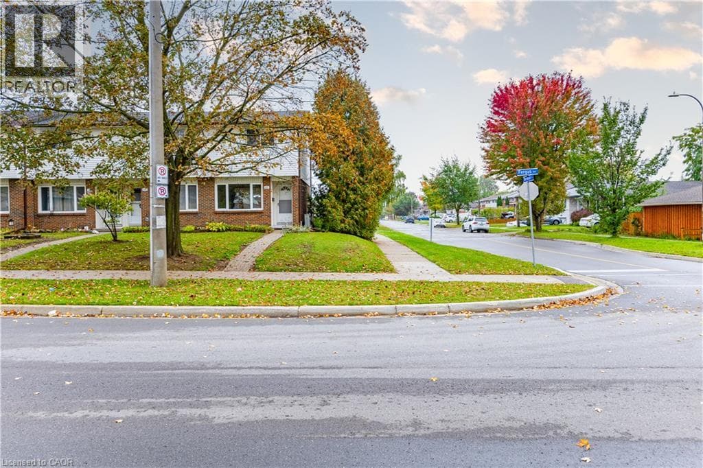 Townhouse for sale at 227 FERGUS Avenue, Chicopee, Kitchener, Ontario, photo 2