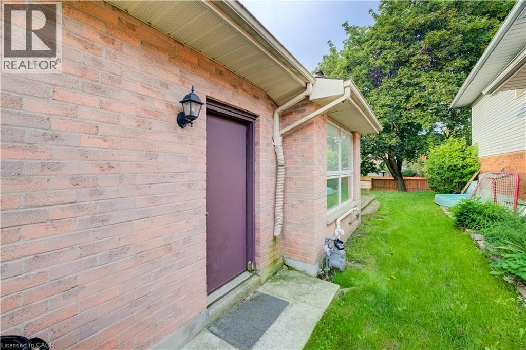 Detached for sale at 135 BRIERDALE Drive, Idlewood, Kitchener, Ontario, photo 2