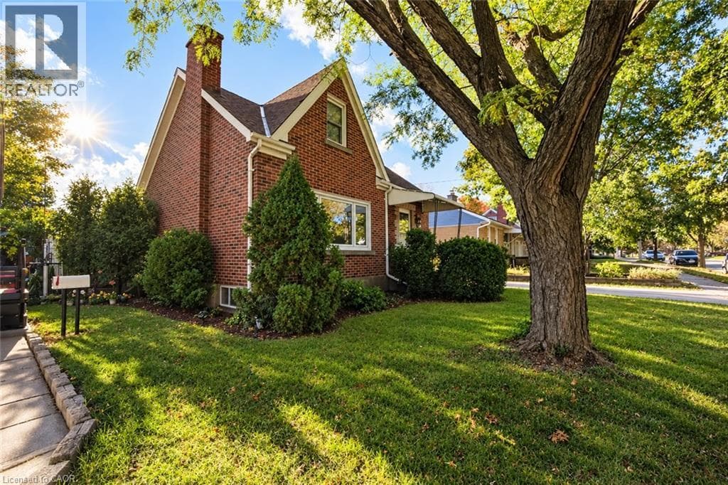 Detached for sale at 11 CRESTWOOD Avenue, Fairfield, Kitchener, Ontario, photo 2