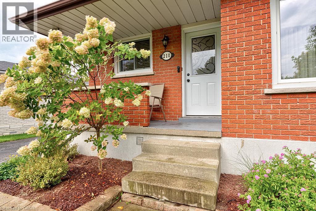 Detached for sale at 210 SHELLEY Drive, Vanier, Kitchener, Ontario, photo 2