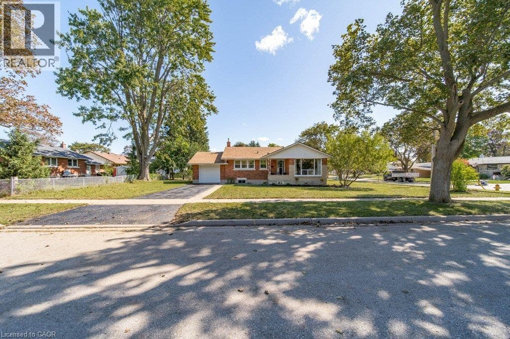 Detached for sale at 18 MAYWOOD Road, Vanier, Kitchener, Ontario, photo 4