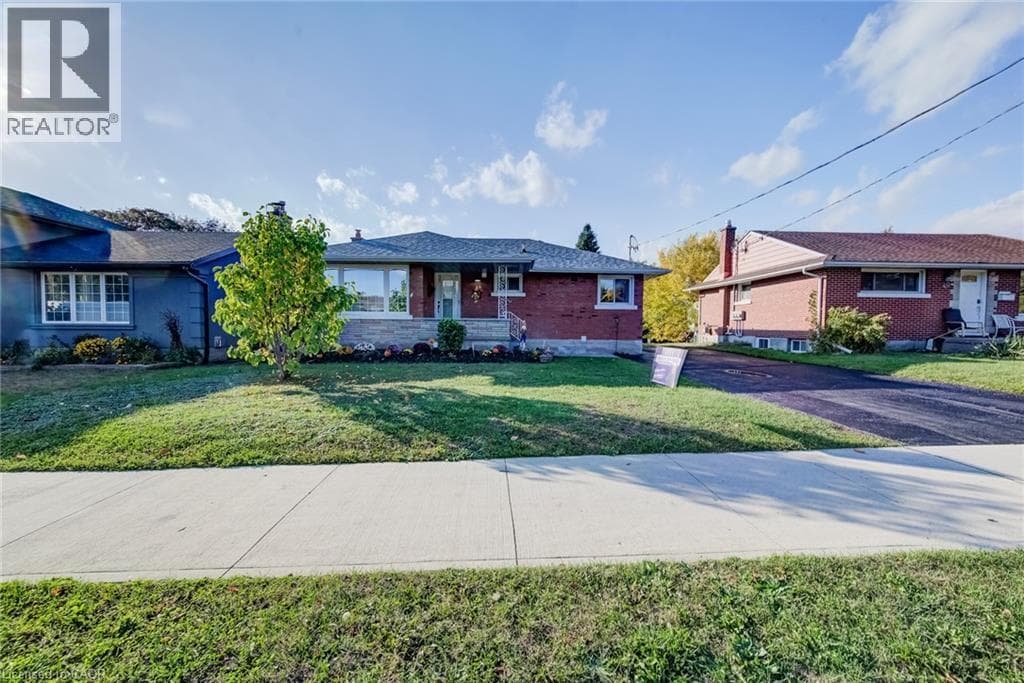 Detached for sale at 46 TRAYNOR Avenue, Vanier, Kitchener, Ontario, photo 2