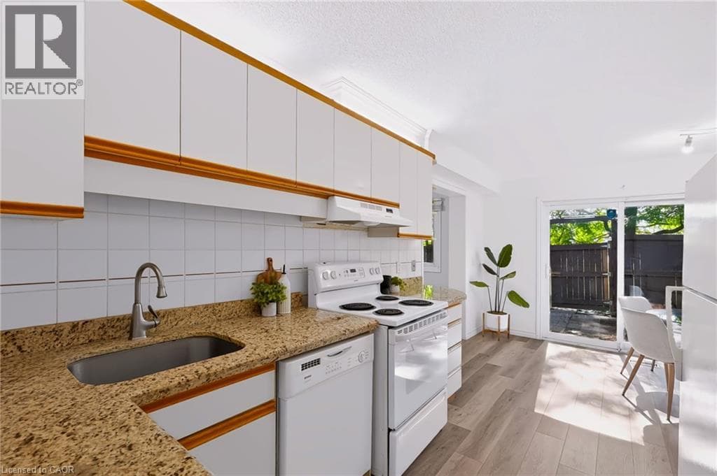 Townhouse for sale at 121 UNIVERSITY Avenue E Unit# 102, Village on the Green, Waterloo, Ontario, photo 11