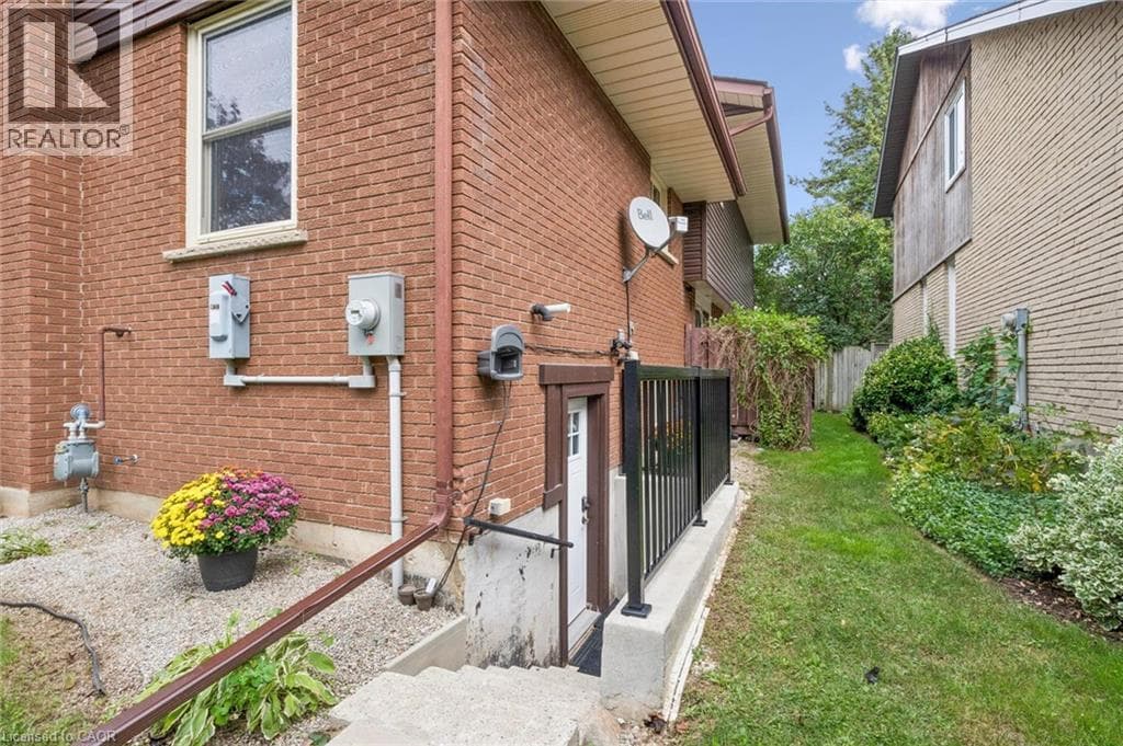 Detached for sale at 21 COLEBROOK Court, Laurentian Hills, Kitchener, Ontario, photo 3