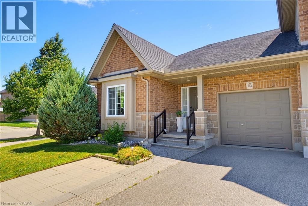 Townhouse for sale at 934 ZELLER Crescent, Grand River South, Kitchener, Ontario, photo 2