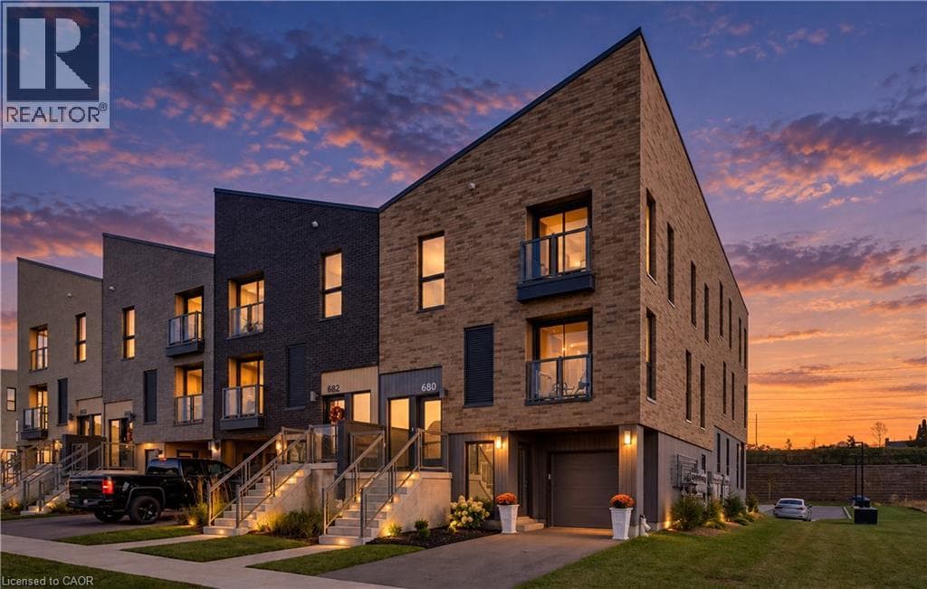 Townhouse for sale at 680 BENNINGER Drive, Laurentian West, Kitchener, Ontario, photo 2