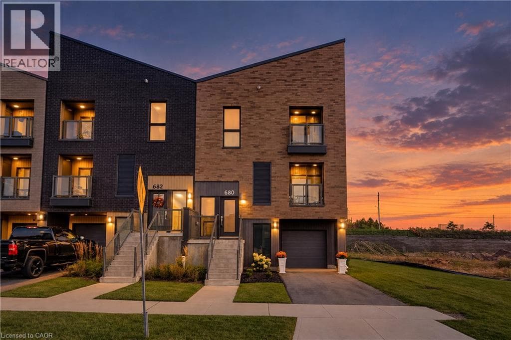 Townhouse for sale at 680 BENNINGER Drive, Laurentian West, Kitchener, Ontario, photo 3