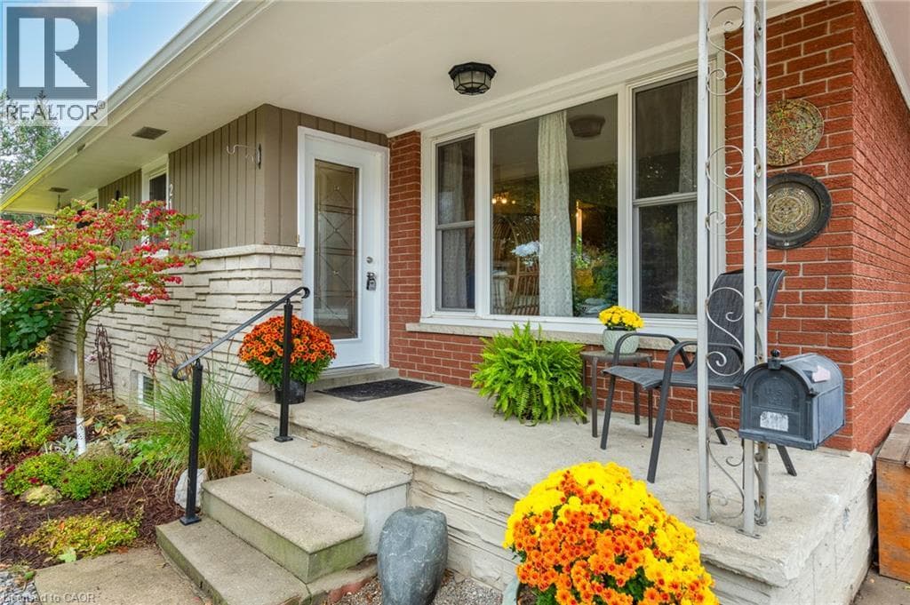Detached for sale at 218 MONTROSE Street S, Central Park, Cambridge, Ontario, photo 2
