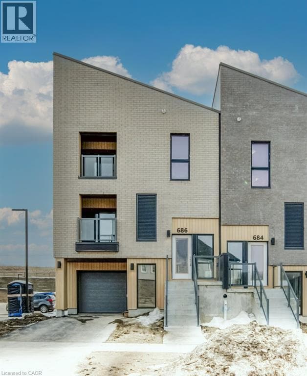 Townhouse for sale at 686 BENNINGER Drive, Laurentian West, Kitchener, Ontario, photo 2